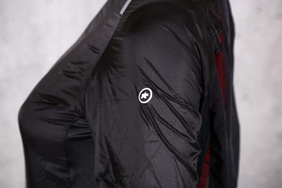2021 Assos UMA GT wind jacket - shoulder logo.jpg