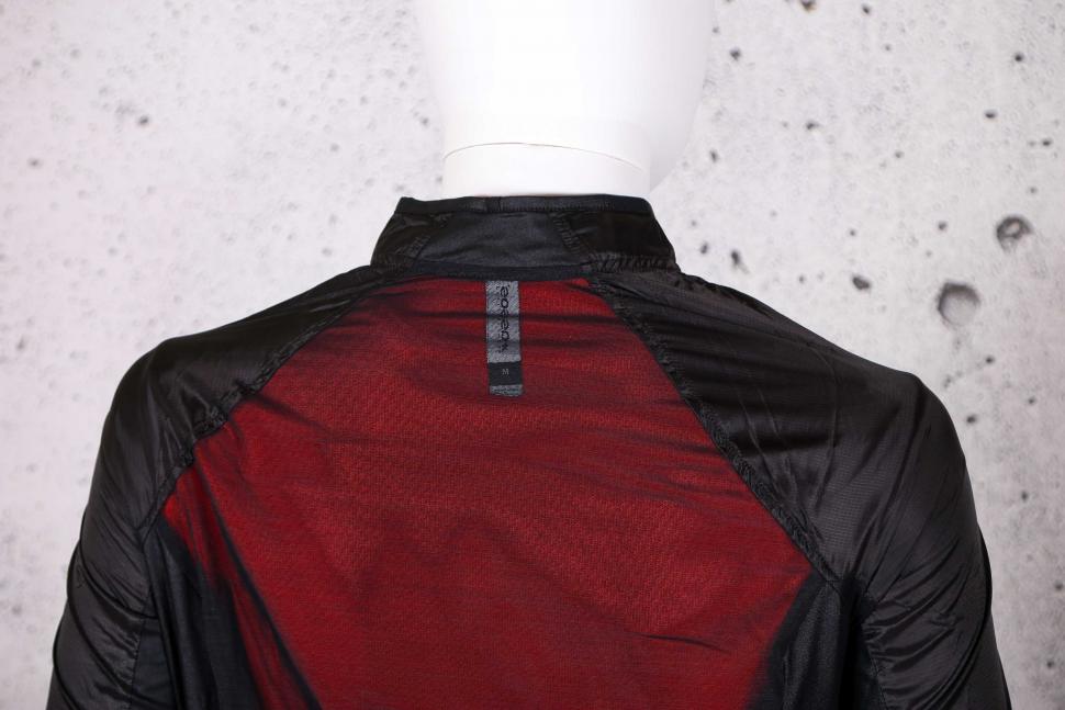 2021 Assos UMA GT wind jacket - shoulders.jpg