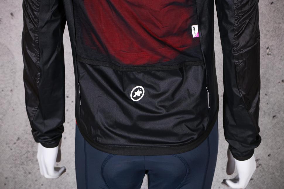 2021 Assos UMA GT wind jacket - tail.jpg