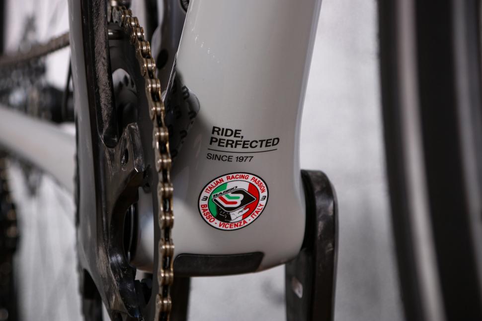 2021 Basso Diamante Caliper Chorus 12x - bottom bracket 2.jpg