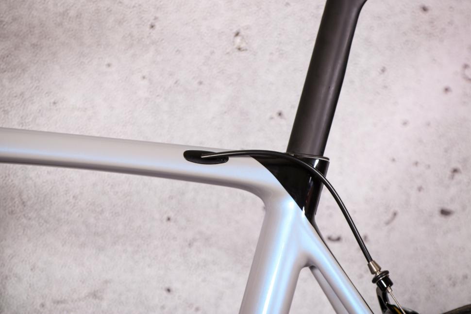 2021 Basso Diamante Caliper Chorus 12x - cable route.jpg