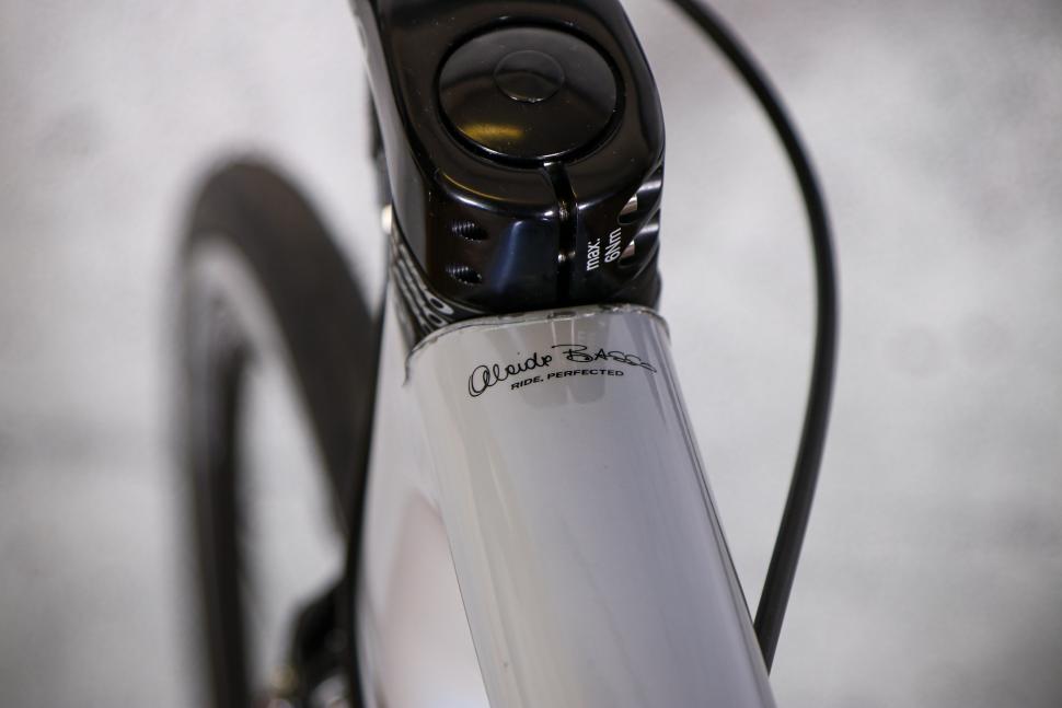 2021 Basso Diamante Caliper Chorus 12x - top tube detail 1.jpg