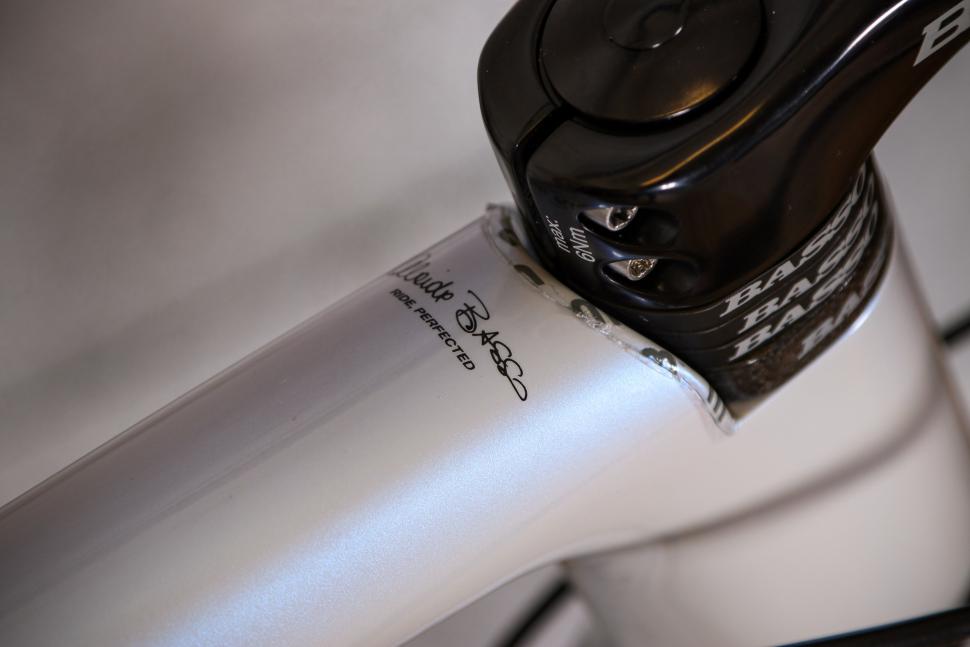 2021 Basso Diamante Caliper Chorus 12x - top tube detail.jpg