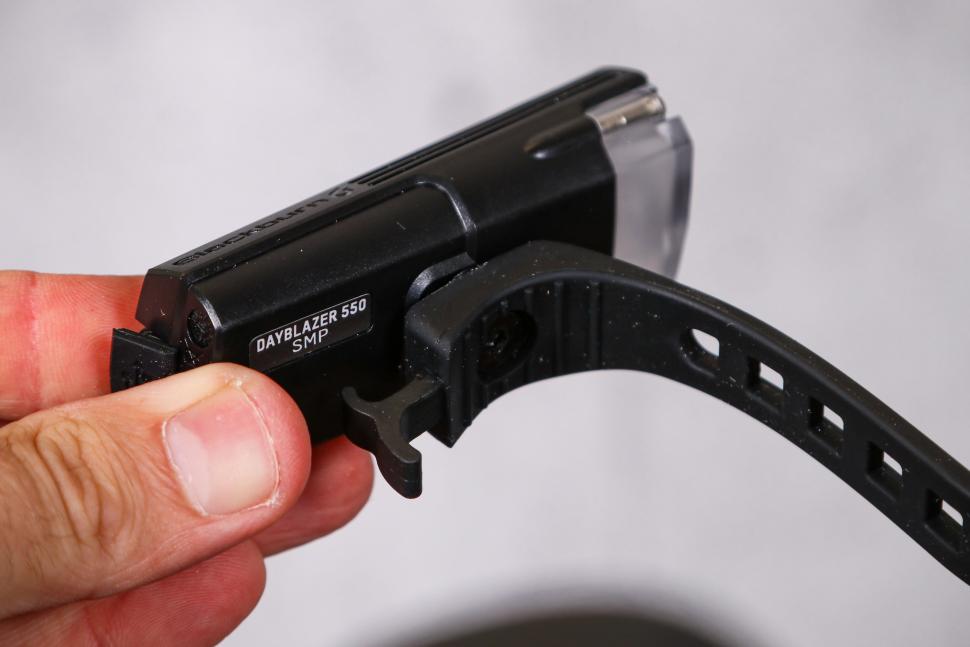 2021 Blackburn Dayblazer 550 Front Light - mount strap.jpg