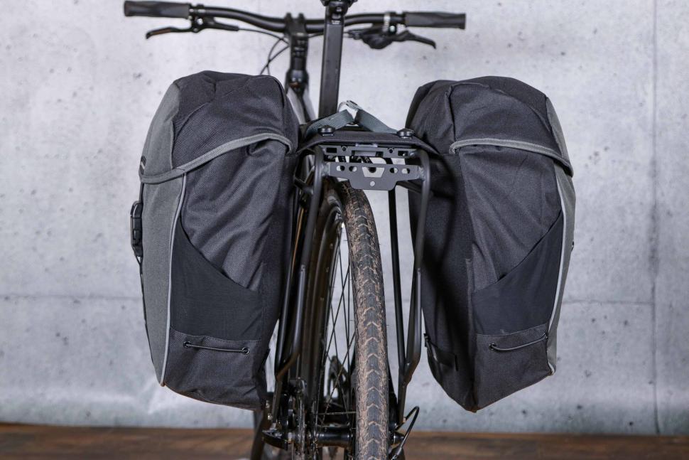 2021 Bontrager MIK Commuter Double Pannier - back.jpg