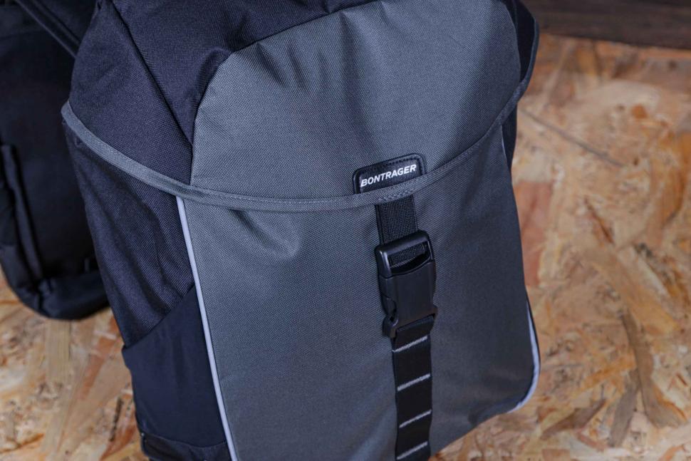 2021 Bontrager MIK Commuter Double Pannier - bag front.jpg