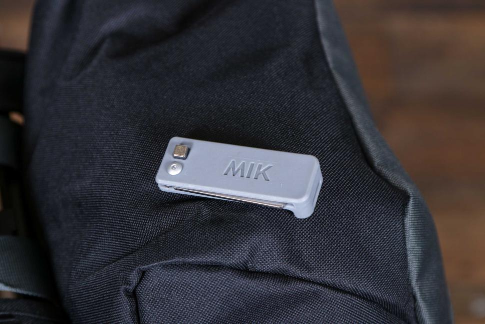 2021 Bontrager MIK Commuter Double Pannier - release key folded.jpg