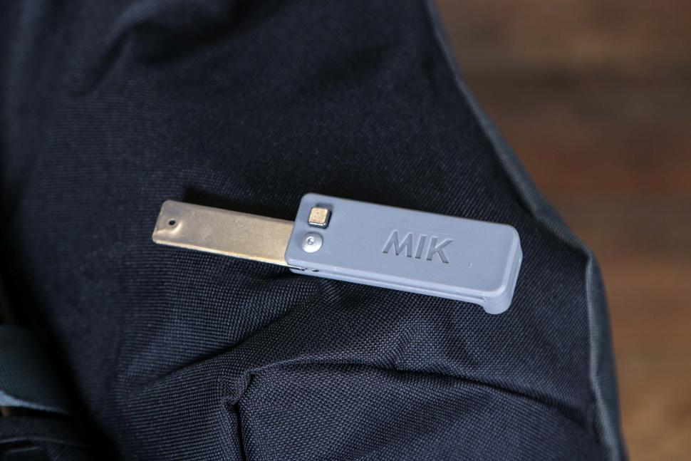 2021 Bontrager MIK Commuter Double Pannier - release key.jpg