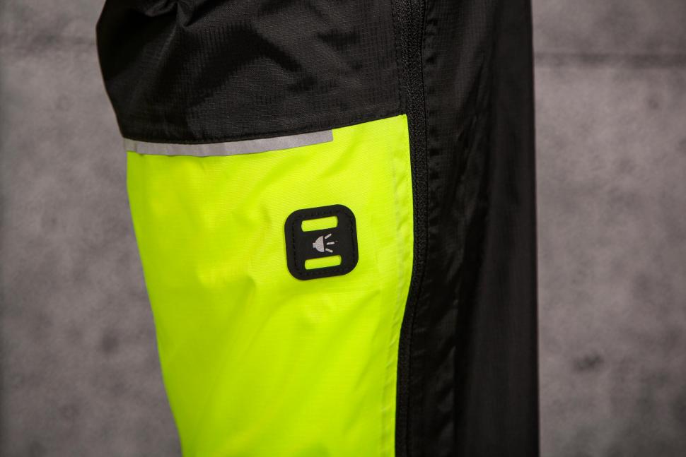 2021 BTWIN 900 Urban Waterproof Cycling Trousers - leg detail.jpg