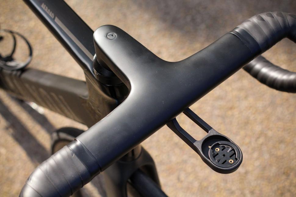 2021 Canyon Aeroad CFR Dura Ace Di2 - bars 2.jpg