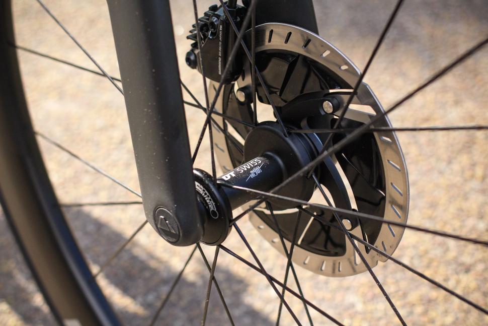 2021 Canyon Aeroad CFR Dura Ace Di2 - front hub.jpg