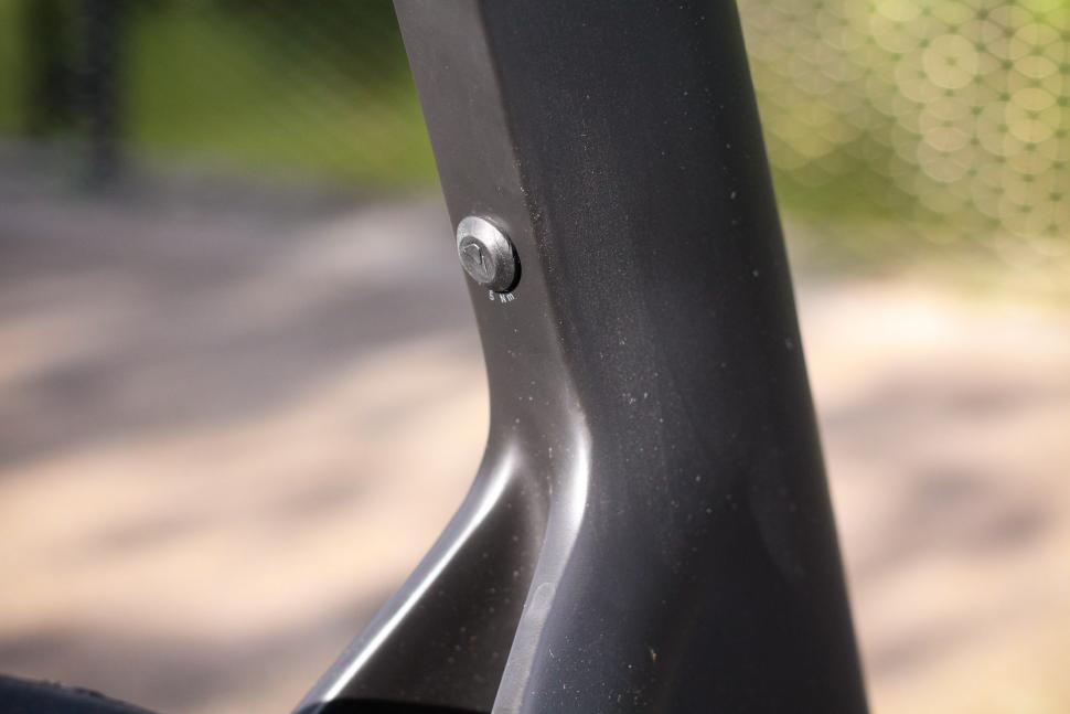 2021 Canyon Aeroad CFR Dura Ace Di2 - seat post detail 2.jpg