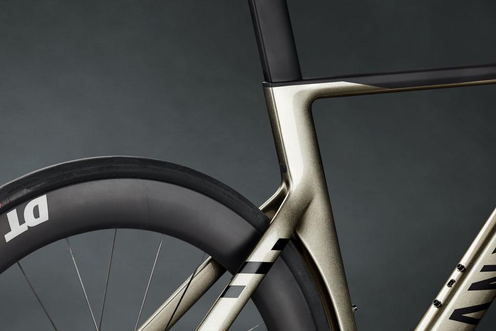 2021 Canyon Aeroad CFR Tinted Chrome Detail 5