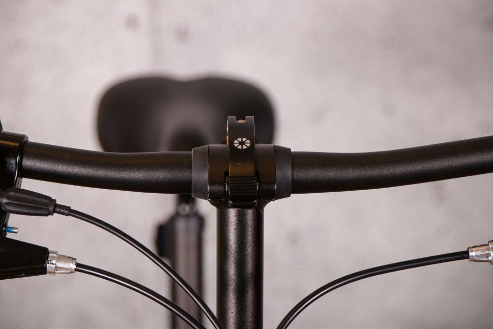 2021 Dahon Hit - bars quickrelease.jpg