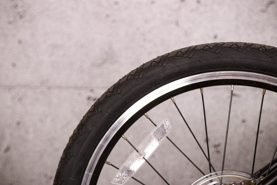 2021 Dahon Hit - tyre and rim.jpg