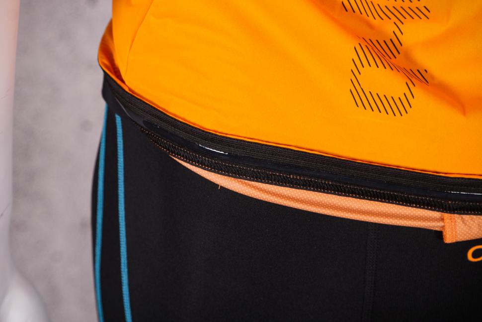 2021 dhb Aeron Rain Defence Gilet - gripper.jpg