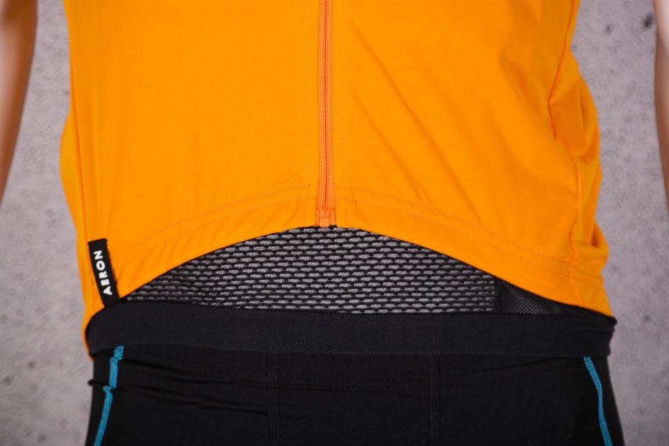2021 dhb Aeron Rain Defence Gilet - hem.jpg