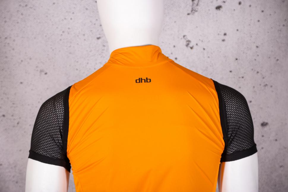 2021 dhb Aeron Rain Defence Gilet - shoulders.jpg