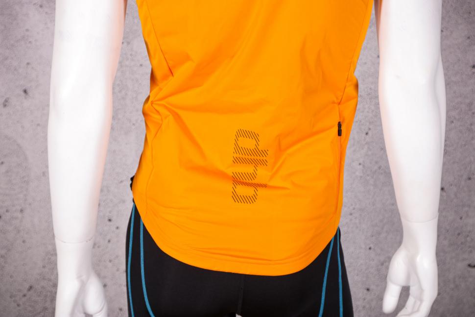 2021 dhb Aeron Rain Defence Gilet - tail.jpg