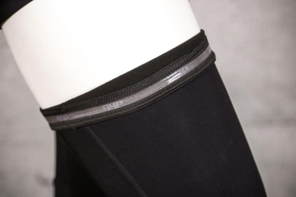 2021 dhb Aeron Rain Defence Leg Warmers - top gripper.jpg