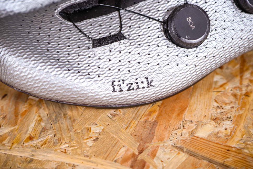 2021 Fizik Vento Stabilita Carbon road shoe - surface.jpg
