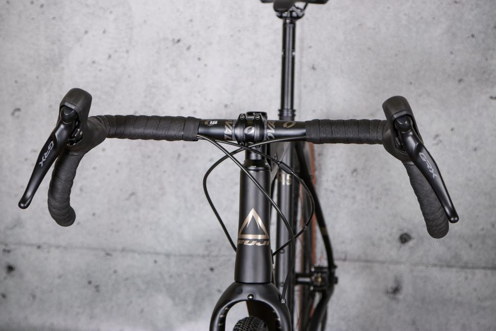 2021 Fuji Jari Carbon 1.3 - bars 1.jpg