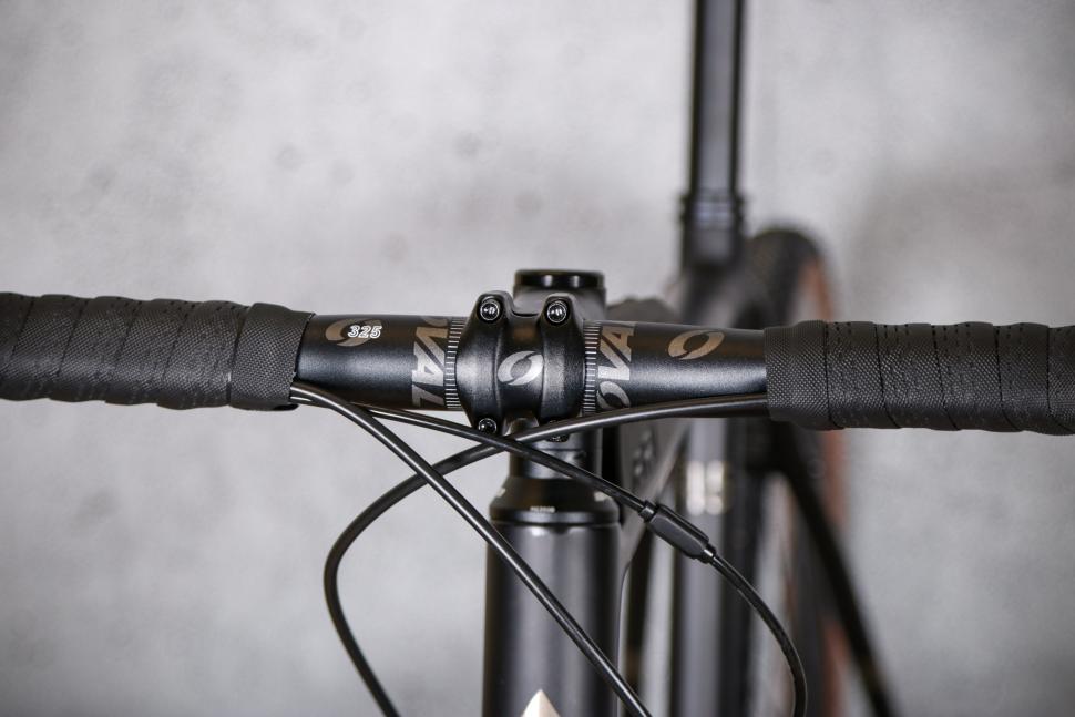 2021 Fuji Jari Carbon 1.3 - bars 2.jpg