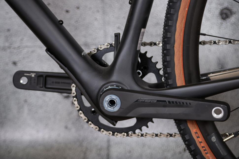2021 Fuji Jari Carbon 1.3 - bottom bracket.jpg