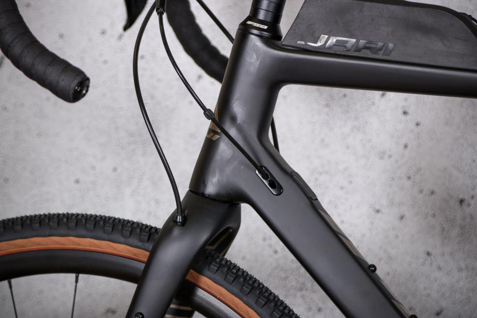 2021 Fuji Jari Carbon 1.3 - cable route.jpg