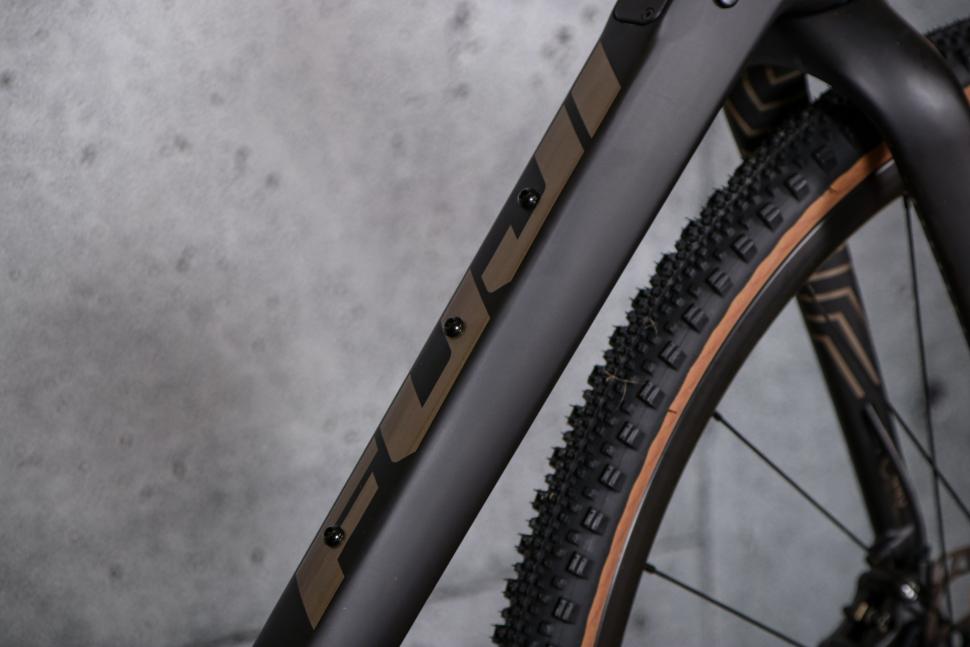 2021 Fuji Jari Carbon 1.3 - down tube bosses_.jpg