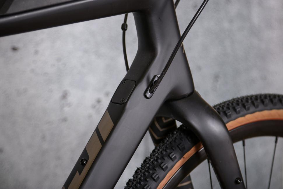 2021 Fuji Jari Carbon 1.3 - down tube detail.jpg