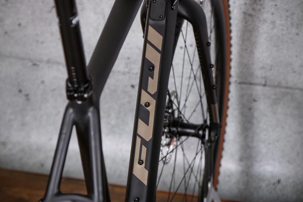 2021 Fuji Jari Carbon 1.3 - down tube.jpg
