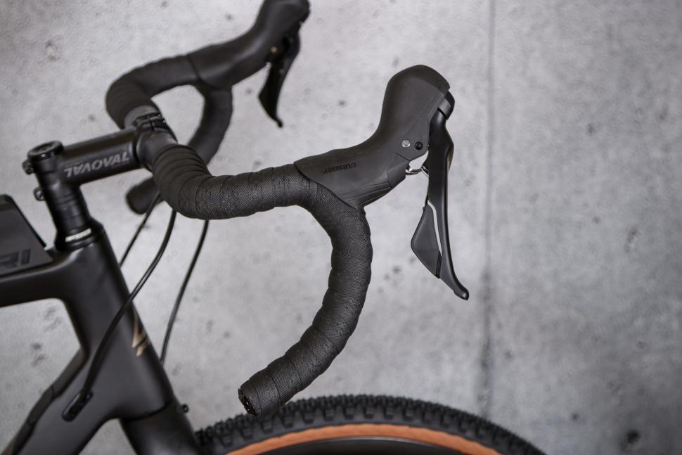 2021 Fuji Jari Carbon 1.3 - drop bar and lever.jpg