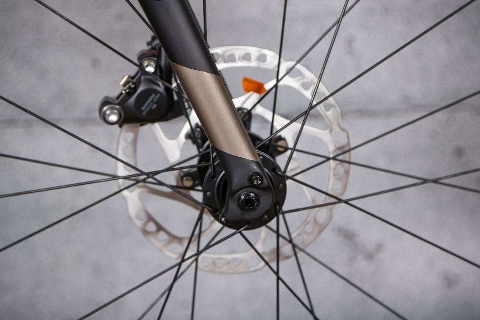 2021 Fuji Jari Carbon 1.3 - fork detail.jpg