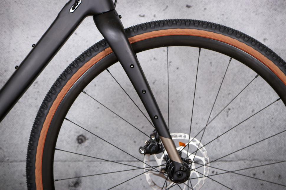 2021 Fuji Jari Carbon 1.3 - fork.jpg