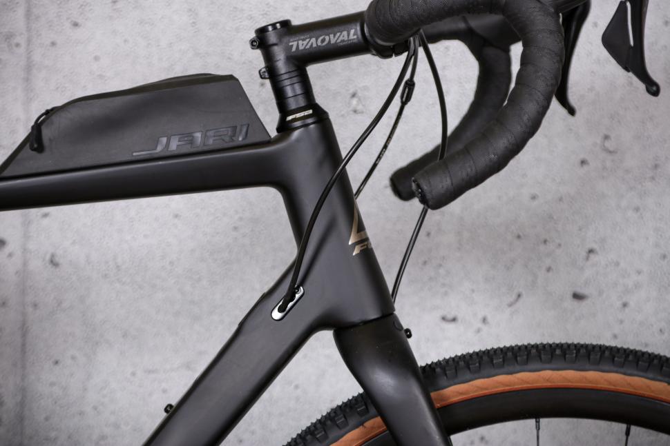 2021 Fuji Jari Carbon 1.3 - head tube.jpg