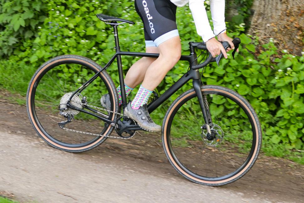 2021 Fuji Jari Carbon 1.3 - riding 3.jpg