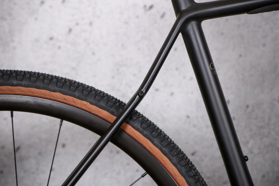 2021 Fuji Jari Carbon 1.3 - seat stays shape.jpg