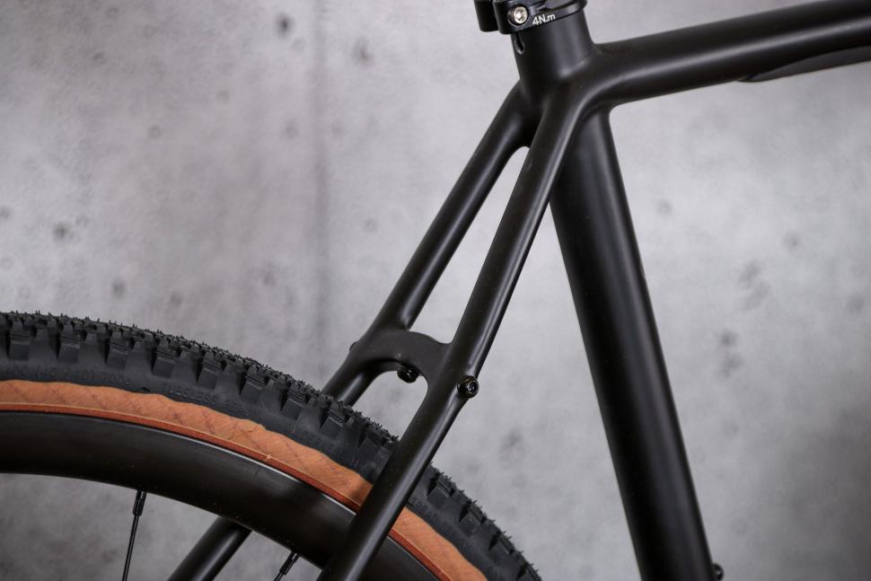 2021 Fuji Jari Carbon 1.3 - seat stays.jpg