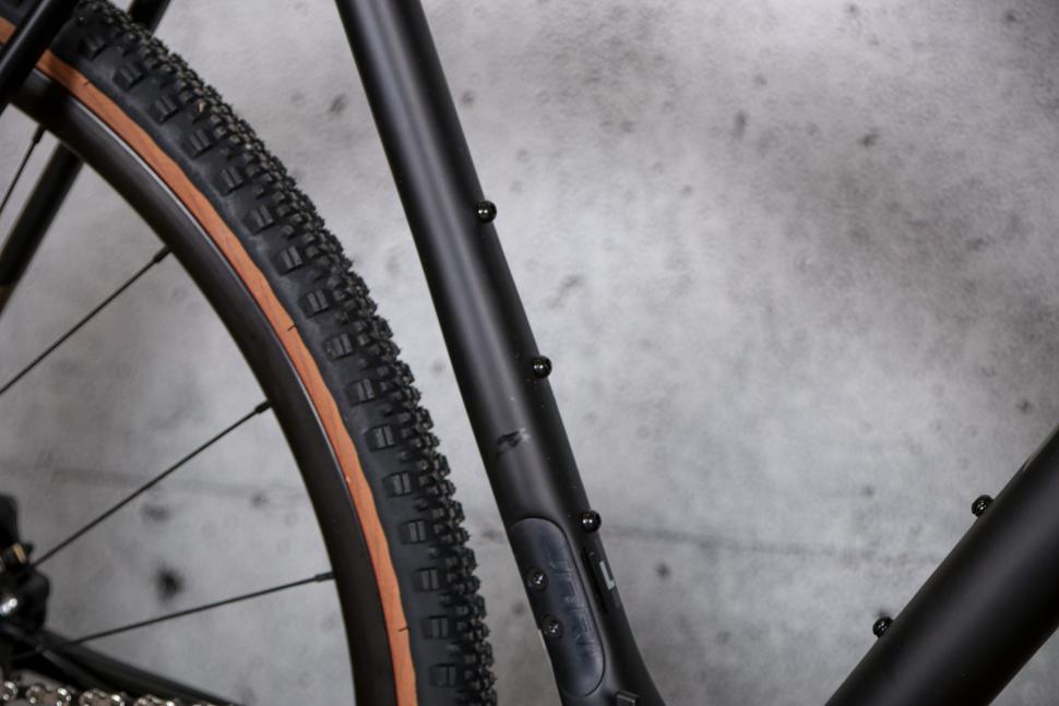2021 Fuji Jari Carbon 1.3 - seat tube bosses.jpg