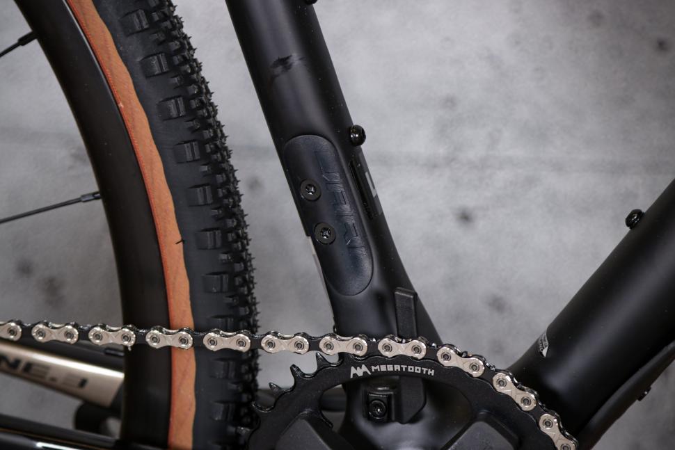 2021 Fuji Jari Carbon 1.3 - seat tube detail.jpg