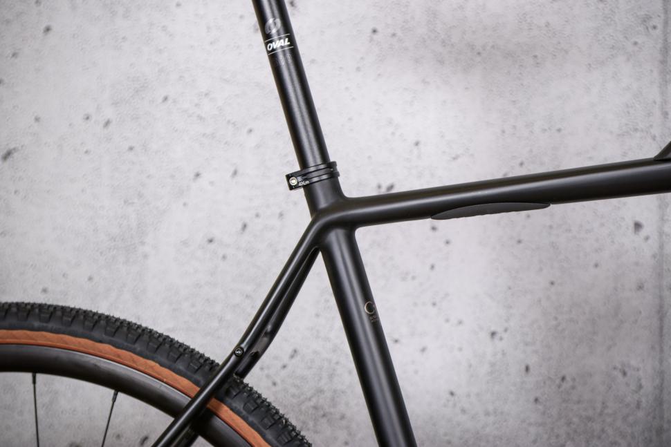 2021 Fuji Jari Carbon 1.3 - seat tube junction.jpg