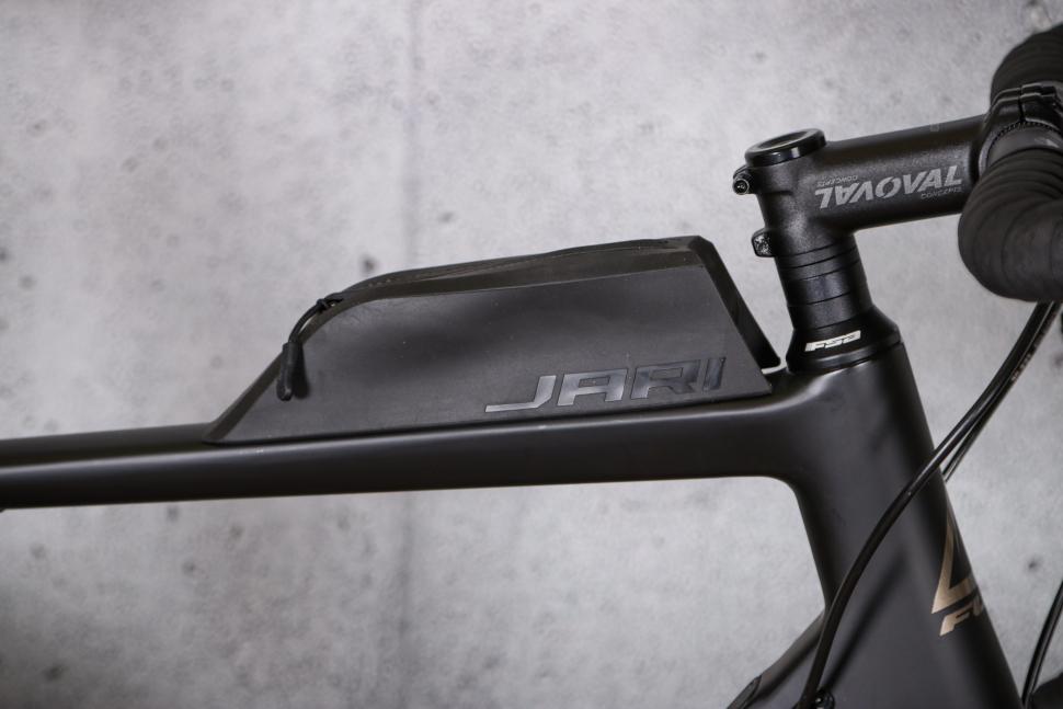 2021 Fuji Jari Carbon 1.3 - top tube bag.jpg