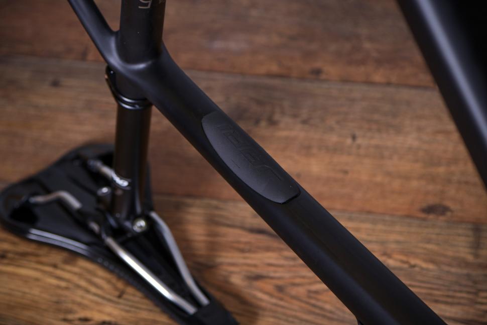 2021 Fuji Jari Carbon 1.3 - top tube detail 2.jpg