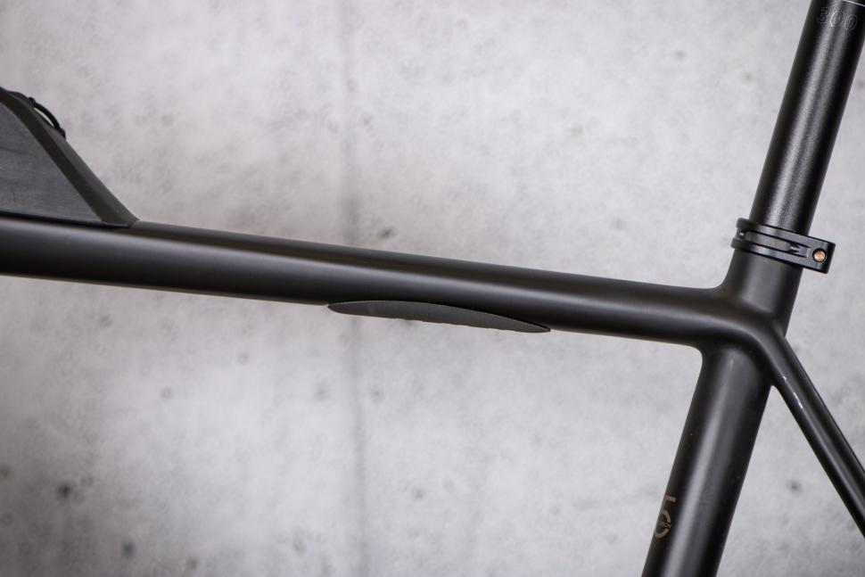 2021 Fuji Jari Carbon 1.3 - top tube detail.jpg