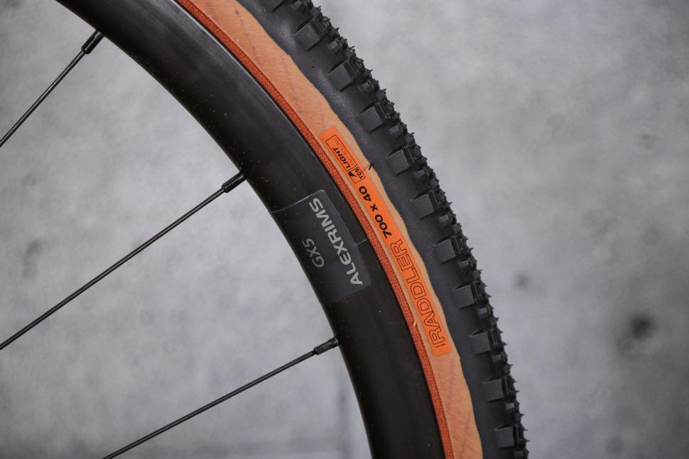 2021 Fuji Jari Carbon 1.3 - tyre and rim.jpg