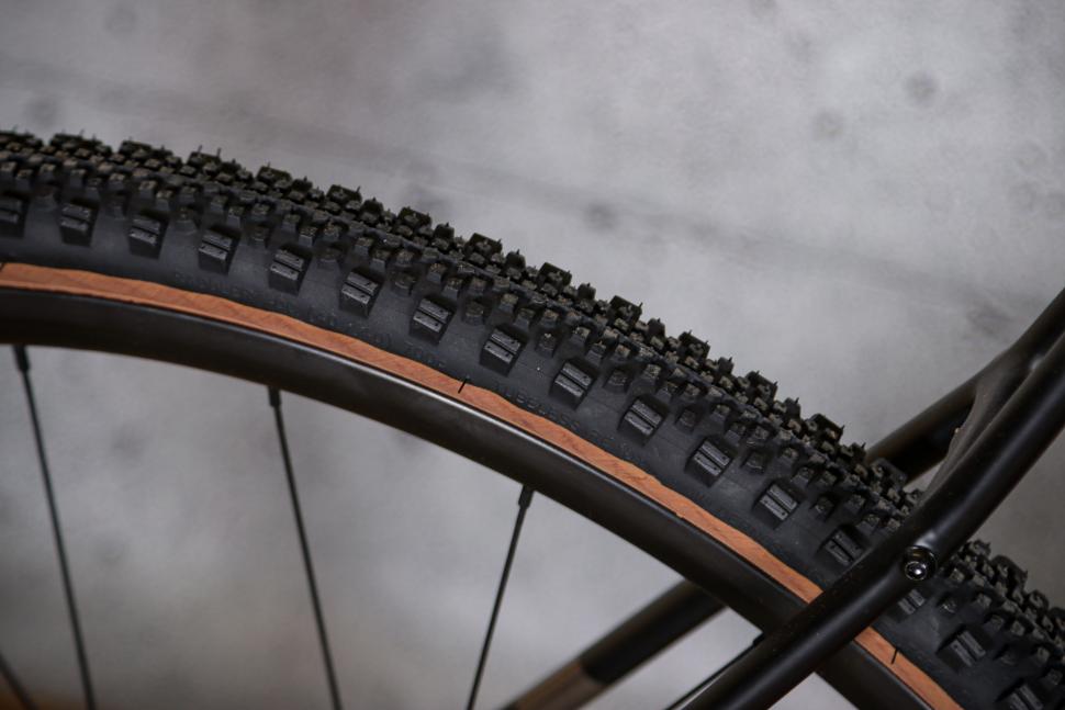 2021 Fuji Jari Carbon 1.3 - tyre tread.jpg
