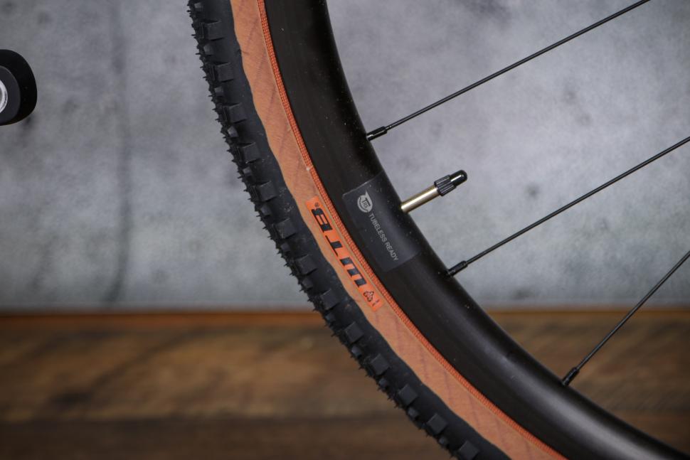 2021 Fuji Jari Carbon 1.3 - tyre.jpg