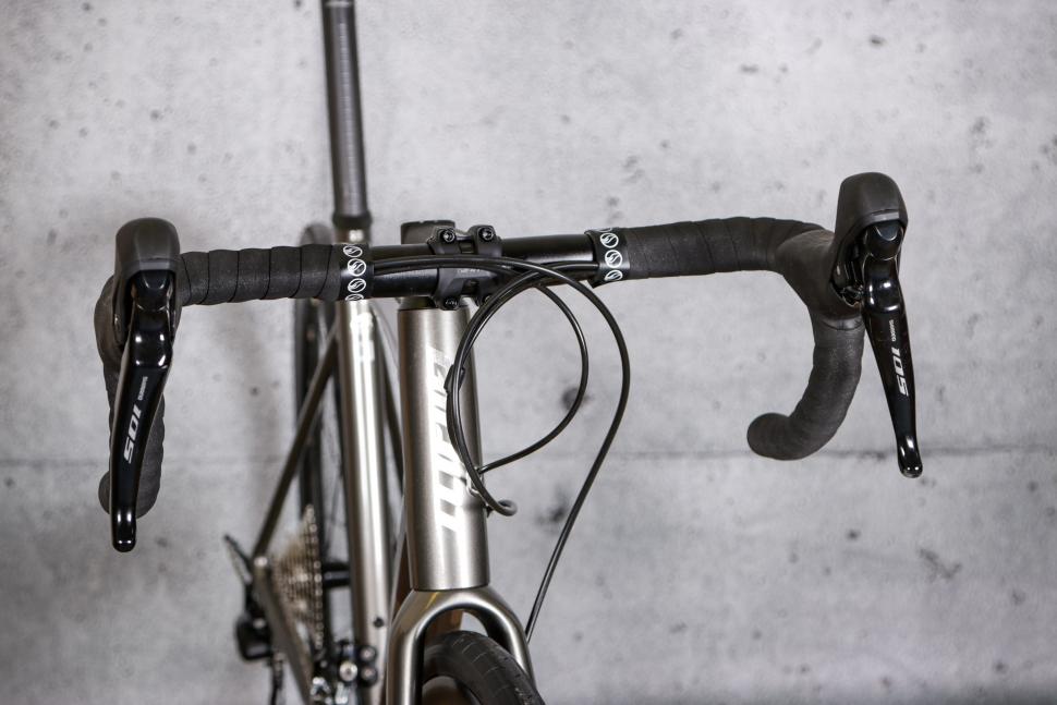 2021 Giant Contend SL 1 Disc - bars 1.jpg