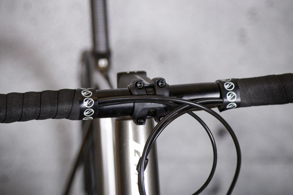 2021 Giant Contend SL 1 Disc - bars 2.jpg